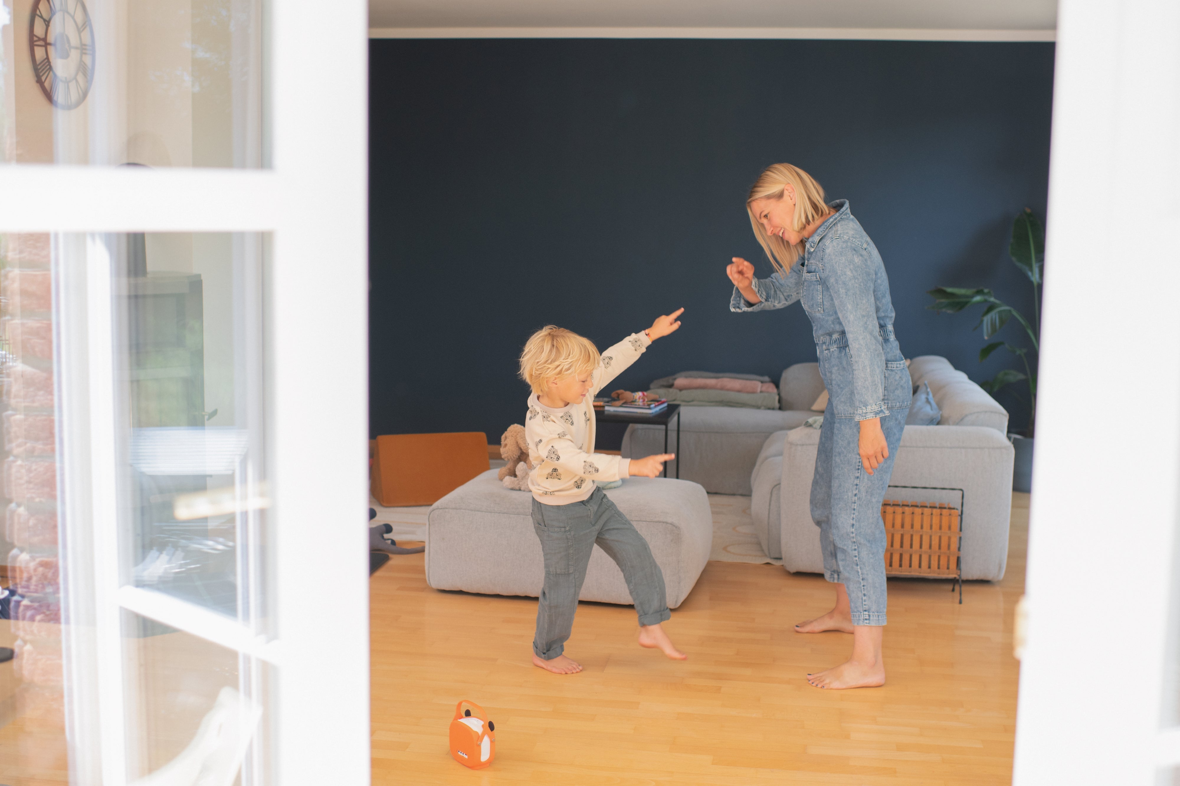 Mutter und Sohn tanzen zusammen neben der tigerbox MINI.